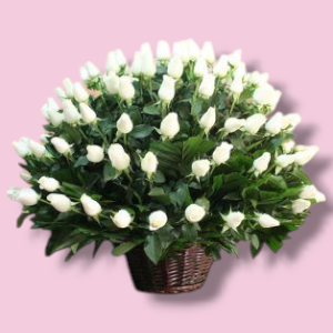 Canasto con rosas blancas